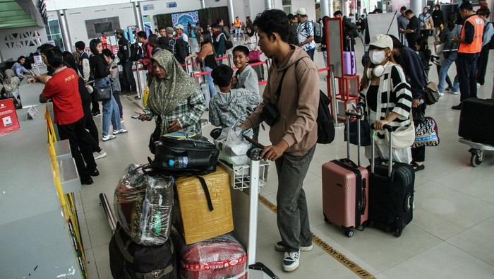 Bandara Tjilik Riwut Mulai Dipadati Pemudik Sejumlah penumpang pesawat antre di terminal keberangkatan Bandara Tjilik Riwut, Palangka Raya, Kalimantan Tengah, Jumat (21/3/2025). Pihak Bandara Tjilik Riwut memprediksi puncak arus mudik di bandara tersebut berpotensi terjadi pada 28 Maret atau H-3 hari raya Idul Fitri 1446 H dengan jumlah penumpang pesawat mencapai 3.282 orang. ANTARA FOTO/Auliya Rahman/nz