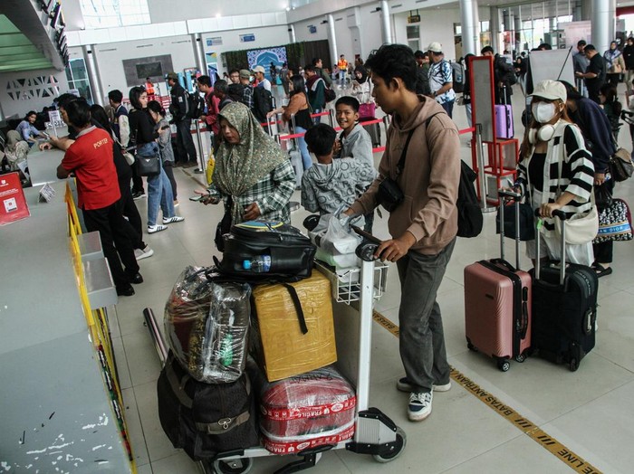 Sejumlah penumpang pesawat antre di terminal keberangkatan Bandara Tjilik Riwut, Palangka Raya, Kalimantan Tengah, Jumat (21/3/2025). Pihak Bandara Tjilik Riwut memprediksi puncak arus mudik di bandara tersebut berpotensi terjadi pada 28 Maret atau H-3 hari raya Idul Fitri 1446 H dengan jumlah penumpang pesawat mencapai 3.282 orang. ANTARA FOTO/Auliya Rahman/nz