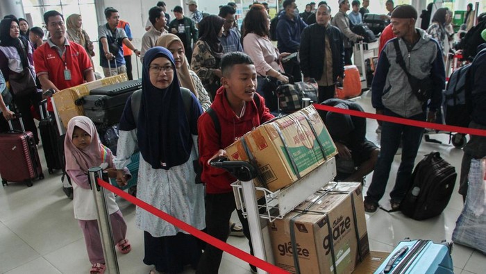 Bandara Tjilik Riwut Mulai Dipadati Pemudik Sejumlah penumpang pesawat antre di terminal keberangkatan Bandara Tjilik Riwut, Palangka Raya, Kalimantan Tengah, Jumat (21/3/2025). Pihak Bandara Tjilik Riwut memprediksi puncak arus mudik di bandara tersebut berpotensi terjadi pada 28 Maret atau H-3 hari raya Idul Fitri 1446 H dengan jumlah penumpang pesawat mencapai 3.282 orang. ANTARA FOTO/Auliya Rahman/nz