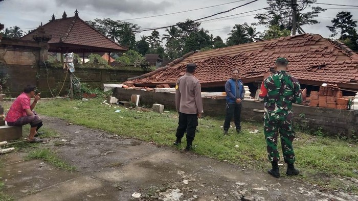 Bangunan bale gong di Desa Adat Beluangan, Desa Perean Kangin, Kecamatan Baturiti, Tabanan yang roboh akibat cuaca ekstrem, Jumat (21/3/2025). (IST)