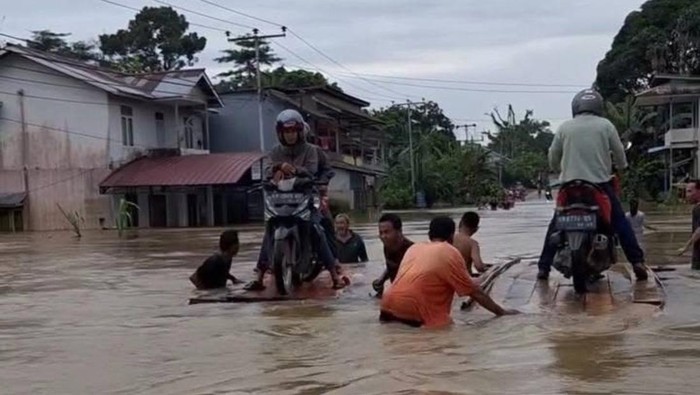 Banjir di Jalan Lintas Negara RI-Malaysia di Beduai, Sanggau, Kalimantan Barat.
