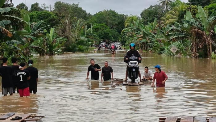 Banjir lumpuhkan akses jalan lintas negara di Beduai.