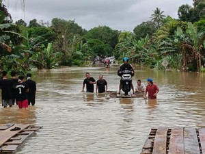 Jalan Indonesia-Malaysia di Beduai Lumpuh, Ketinggian Air Capai 1,5 Meter