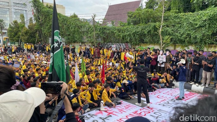 BEM Kalsel gelar aksi tolak Revisi UU TNI.