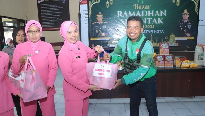 Bhayangkari Polres Blitar Kota bagikan sembako kepada driver ojol