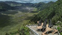 Foto udara penanjakan Seruni Point tanpa pengunjung di Desa Ngadisari, Kabupaten Probolinggo, Jawa Timur, Jumat (21/3/2025).