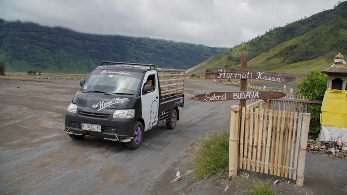 Kendaraan melintas di kawasan Taman Nasional Bromo Tengger Semeru (TNBTS), Kabupaten Probolinggo, Jawa Timur, Jumat (21/3/2025). Balai Besar TNBTS menutup sementara kegiatan kunjungan wisata secara total di seluruh kawasan mulai Jumat (28/3) pukul 00.01 WIB sampai dengan Selasa (1/4) pada pukul 23.59 WIB dalam rangka menghormati Hari Suci Nyepi Tahun Baru Saka 1947 dan Hari Raya Idul Fitri 1446 Hijriah. ANTARA FOTO/Irfan Sumanjaya/foc.