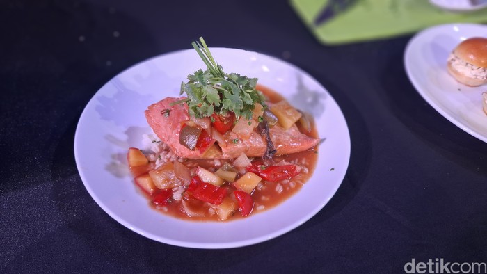 Chef Chandra Olah Kurma Medjool Jadi Saus Asam Manis untuk Buka Puasa
