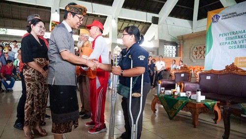 Bupati Wayan Adi Arnawa memberikan paket sembako dan alat bantu kepada veteran, lansia, dan disabilitas di Kabupaten Badung di Wantilan DPRD Badung, Jumat (21/3). (IST)