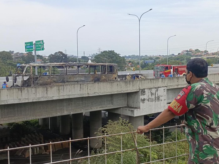 Bus yang hangus terbakar di tol KM 419+600 Semarang, Jumat (21/3/2025).