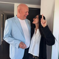 Bruce Willis yang mengalami demensia frontotemporal dikelilingi orang-orang tersayangnya, termasuk Demi Moore. Baru-baru ini mereka merayakan ulang tahun Bruce yang ke-70 tahun. Foto: Instagram @demimoore
