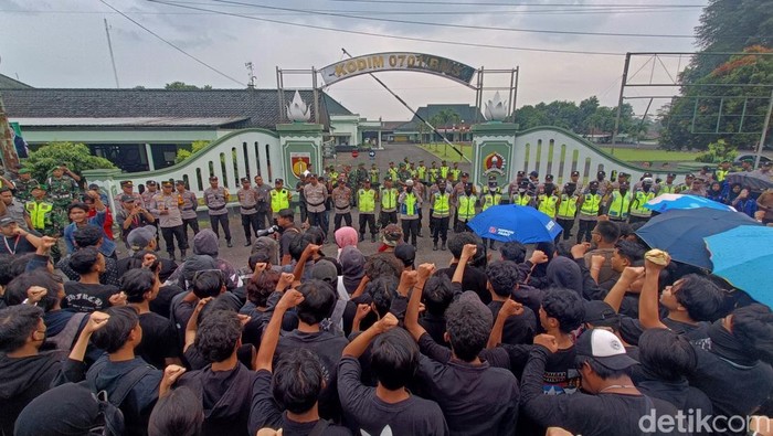 Sejumlah aliansi mahasiswa menggelar aksi menolak pengesahan UU TNI di depan Makodim 0701/Banyumas, Jumat (21/3/2025).