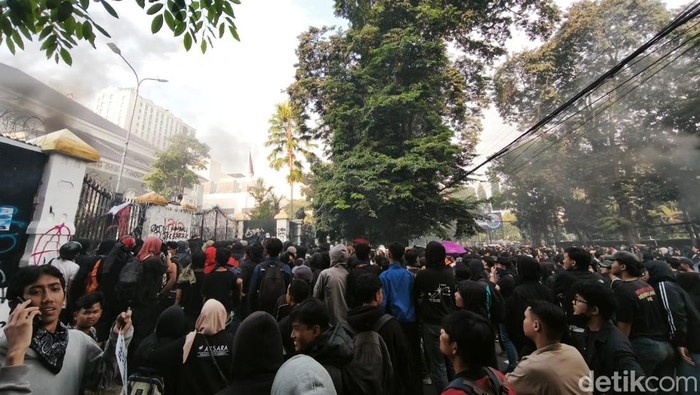 Demo tolak UU TNI di Bandung.