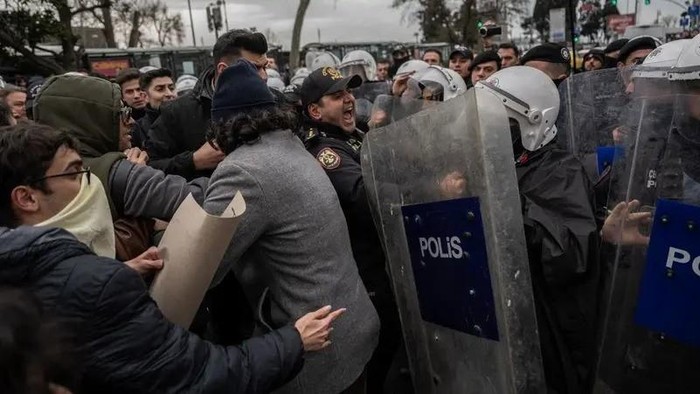 Protesters scuffle with Turkish anti-riot police during a University student march at Besiktas district in Istanbul on March 20, 2025 following Istanbul metropolitan Mayor Ekrem Imamoglus detention over a corruption probe. (AFP)