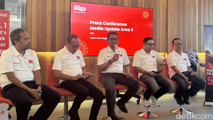Direktur Network Telkomsel, Indra Mardiatna saat menyampaikan perkiraan lonjakan traffik lebaran