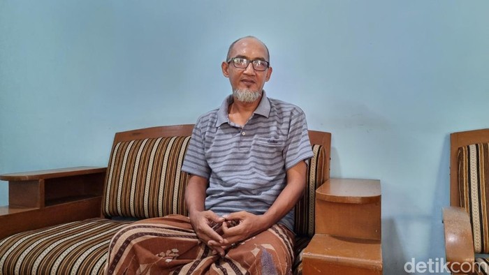 Dukuh Gading Lumbung, Edy Purnama saat memberikan keterangan, Jumat (21/3/2025).