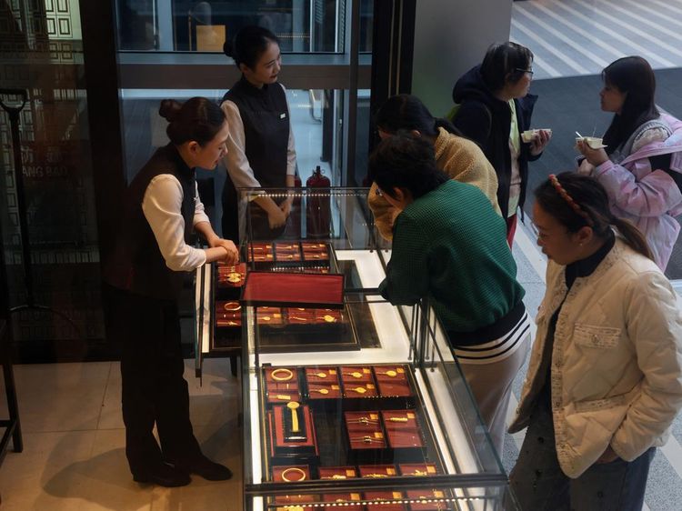 Emas Lokal China Bersinar di Tengah Menurunnya Daya Beli Konsumen