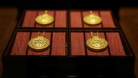 Dijuluki Hermes Emas oleh konsumen China, perusahaan ini telah memadukan unsur-unsur budaya China dalam desain kontemporer untuk muncul sebagai merek mewah lokal yang unik. Strategi ini diperkuat dengan penggunaan emas, yang dianggap sebagai investasi aman oleh konsumen China selama periode ketidakstabilan.
