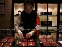 Produksi Emas China Turun, Permintaan Meledak, Harga Terancam Naik