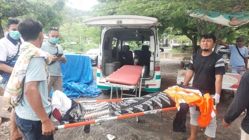 Evakuasi jenazah WN AS berinisial VLO (80) yang meninggal di rumah warga di Dusun Gili Trawangan, Desa Gili Indah, Kecamatan Pemenang, Lombok Utara, NTB, Jumat (21/3/2025). (Dok. Polres Lombok Utara)