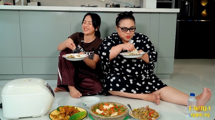 Farida Nurhan masak oseng jantung pisang