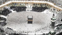 Mereka mengisi malam di bulan Ramadan dengan banyak beribadah salah satunya salat malam. 