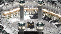 Mereka juga berthawaf mengelilingi Kakbah. 