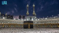 Tampak jutaan orang melaksanakan salat malam. 