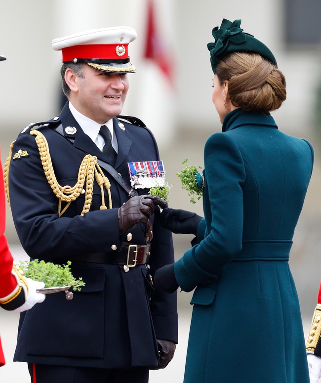 Ia juga melengkapi gayanya dengan topi baret bermotif bunga hijau dari Awon Golding untuk Lock & Co. Namun, yang menarik perhatian adalah tatanan rambutnya yang disusun dengan gaya rumit dan bervolume. (Foto: Max Mumby/Indigo/Getty Images)