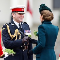 Ia juga melengkapi gayanya dengan topi baret bermotif bunga hijau dari Awon Golding untuk Lock & Co. Namun, yang menarik perhatian adalah tatanan rambutnya yang disusun dengan gaya rumit dan bervolume. (Foto: Max Mumby/Indigo/Getty Images)