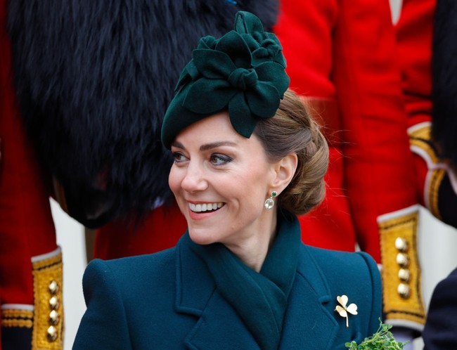 Hairdo ini juga disebut memiliki keterkaitan dengan Ratu Victoria dan Irish Guards, yang merayakan ulang tahun ke-125 pada tahun ini. (Foto: Max Mumby/Indigo/Getty Images)
