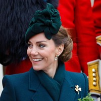 Hairdo ini juga disebut memiliki keterkaitan dengan Ratu Victoria dan Irish Guards, yang merayakan ulang tahun ke-125 pada tahun ini. (Foto: Max Mumby/Indigo/Getty Images)