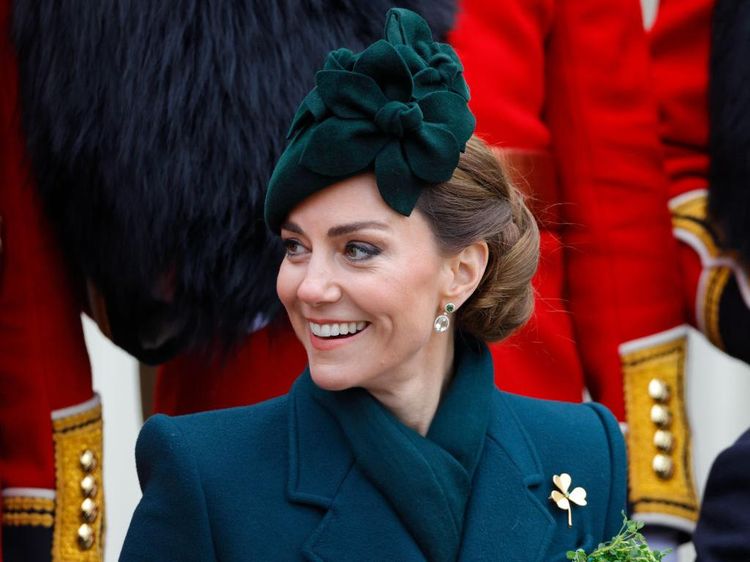 Foto: Kate Middleton Anggun di Hari St. Patrick, Hairdo Kirim Pesan Rahasia?