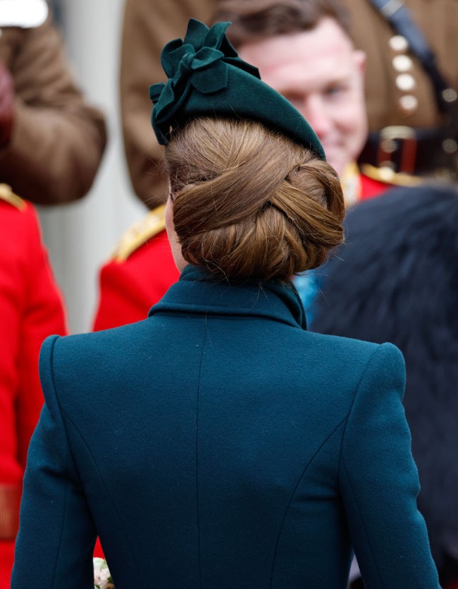 Dilansir dari InStyle, para penggemar berspekulasi bahwa gaya rambut Middleton ditata menyerupai simbol Triquetra, atau dikenal sebagai Irish Trinity Knot. Simbol ini memiliki makna mendalam dalam budaya Celtic dan sering dikaitkan dengan konsep Tritunggal dalam ajaran Kristen. Selain itu, motif ini juga banyak ditemukan dalam arsitektur Irlandia serta ukiran cincin tunangan. (Foto: Max Mumby/Indigo/Getty Images)