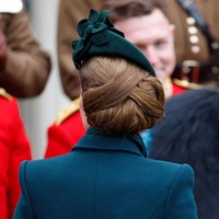 Dilansir dari InStyle, para penggemar berspekulasi bahwa gaya rambut Middleton ditata menyerupai simbol Triquetra, atau dikenal sebagai Irish Trinity Knot. Simbol ini memiliki makna mendalam dalam budaya Celtic dan sering dikaitkan dengan konsep Tritunggal dalam ajaran Kristen. Selain itu, motif ini juga banyak ditemukan dalam arsitektur Irlandia serta ukiran cincin tunangan. (Foto: Max Mumby/Indigo/Getty Images)