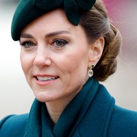 Tradisi pembagian semanggi kepada para prajurit pada perayaan ini terus berlangsung hingga kini. Putri Kate, tanpa Pangeran William, kembali menjalankan tugas kehormatan tersebut dalam parade St. Patrick tahun ini. (Foto: Max Mumby/Indigo/Getty Images)