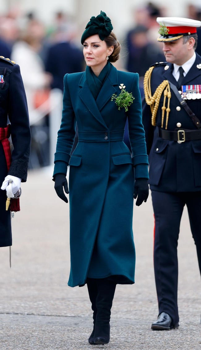 Kate yang merayakan kembali hari St. Patrick di hadapan publik setelah absen dua tahun akibat kanker, hadir dengan mengenakan mantel hijau rancangan Alexander McQueen yang dipadukan dengan bros semanggi emas. (Foto: Max Mumby/Indigo/Getty Images)