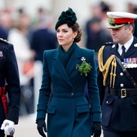 Kate yang merayakan kembali hari St. Patrick di hadapan publik setelah absen dua tahun akibat kanker, hadir dengan mengenakan mantel hijau rancangan Alexander McQueen yang dipadukan dengan bros semanggi emas. (Foto: Max Mumby/Indigo/Getty Images)