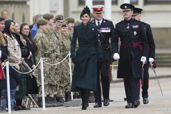 Dalam acara tahunan Parade Hari St. Patrick yang diadakan di London, Inggris, baru-baru ini, Kate berbalut busana serba hijau dengan aksesori senada. Warna tersebut identik dengan simbol nasionalisme rakyat Irlandia. (Foto: AP Photo/Kirsty Wigglesworth)