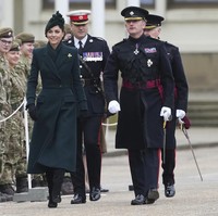 Dalam acara tahunan Parade Hari St. Patrick yang diadakan di London, Inggris, baru-baru ini, Kate berbalut busana serba hijau dengan aksesori senada. Warna tersebut identik dengan simbol nasionalisme rakyat Irlandia. (Foto: AP Photo/Kirsty Wigglesworth)