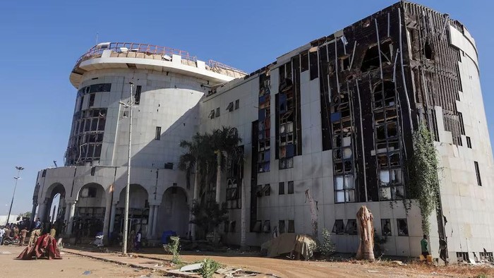 The Sudanese Army General Command building bears traces of artillery shelling in Khartoum, Sudan, January 26, 2025. REUTERS/El Tayeb Siddig/File Photo Purchase Licensing Rights