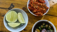 Untuk sambalnya, ada sambal kecap dan terasi. Favorit kami adalah sambal kecapnya, karena tak begitu memengaruhi rasa gurame bakar berbumbu Padang itu. Foto: detikFood/Yenny Mustika Sari