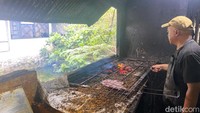 Nama tempat makan ini adalah Serba Nikmat yang sudah beroperasi sejak 1973. Dulu banyak menu yang ditawarkan, kini hanya gurame bakar saja. Foto: detikFood/Yenny Mustika Sari