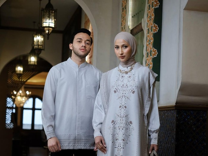 Ide baju couple lebaran nuansa putih.