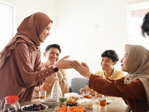 Mengapa Banyak Orang Merasa Harus Tampil Sukses saat Lebaran? Ini Kata Psikiater