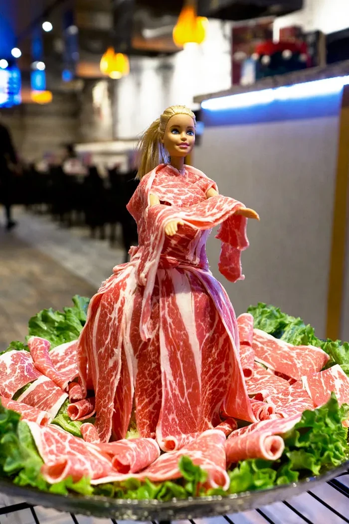 Ini Meat Barbie, Boneka dengan Gaun Irisan Daging Populer di Resto Hotpot Ini Meat Barbie, Boneka dengan Gaun Irisan Daging Populer di Resto Hotpot