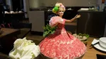 Ini Meat Barbie, Boneka dengan Gaun Irisan Daging Populer di Resto Hotpot