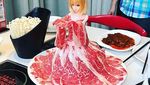 Ini Meat Barbie, Boneka dengan Gaun Irisan Daging Populer di Resto Hotpot
