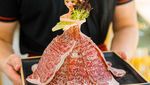 Ini Meat Barbie, Boneka dengan Gaun Irisan Daging Populer di Resto Hotpot