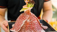 Seperti resto hotpot ini yang menghias barbie dengan gaun irisan daging, lengkap dengan selada sebagai buket bunga. Foto: Site Culinary/Visual